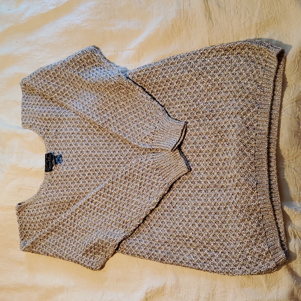 Beautifully golf knitted sweater size M. So so pretty!!